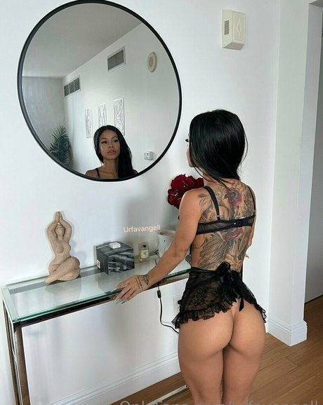 Foto di nudo di fuga di OnlyFans di Angel