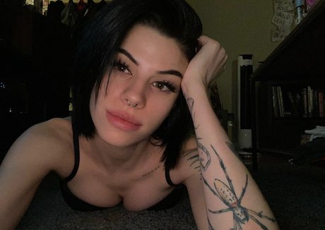 Foto di nudo di fuga di OnlyFans di Ellathrasher