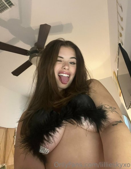 Foto di nudo di fuga di OnlyFans di Lillieskyxo