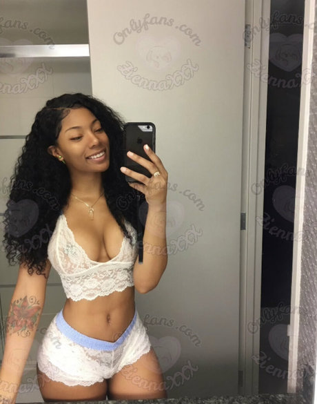 Foto di nudo di fuga di OnlyFans di Ziennaxxx