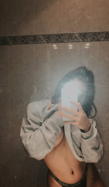 Foto di nudo di fuga di OnlyFans di Umiisabella