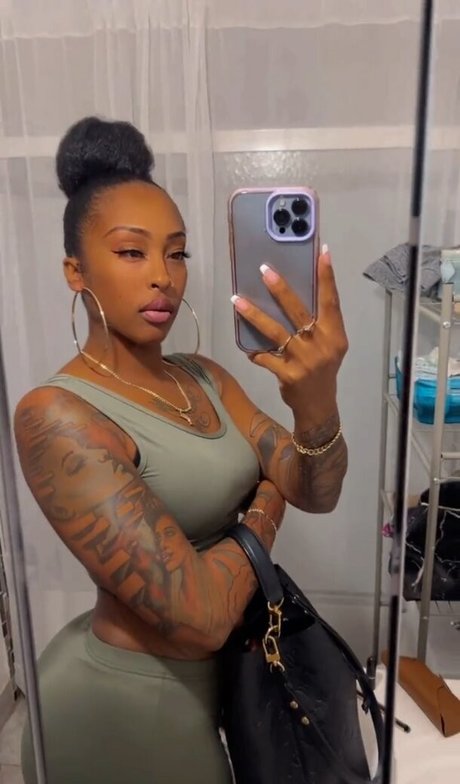 Foto di nudo di fuga di OnlyFans di Nikita Knight