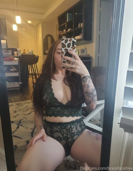Foto di nudo di fuga di OnlyFans di Bracefacefree