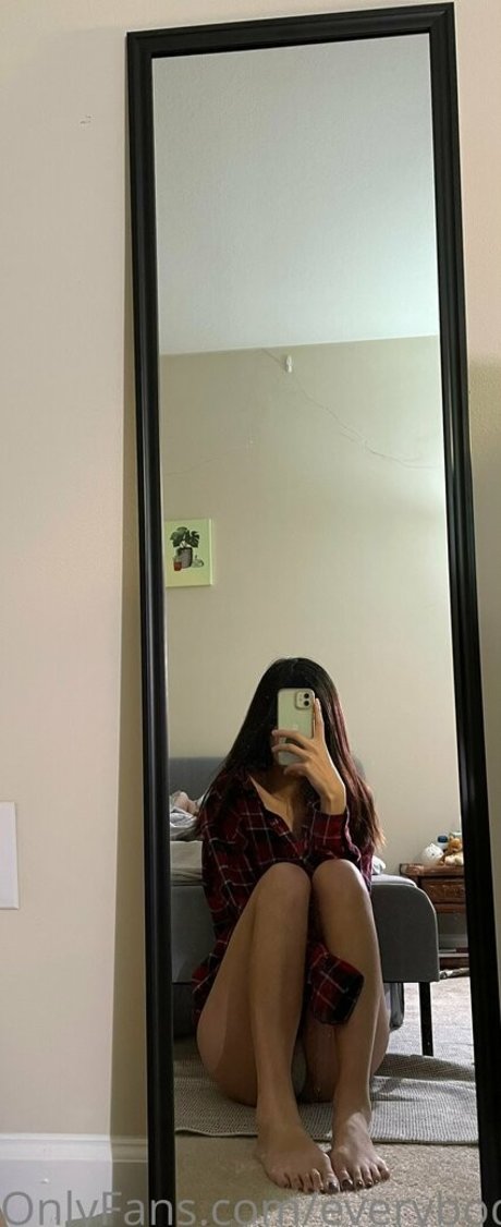 Foto di nudo di fuga di OnlyFans di Everybodymeow