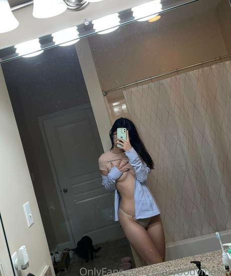 Foto di nudo di fuga di OnlyFans di Everybodymeow
