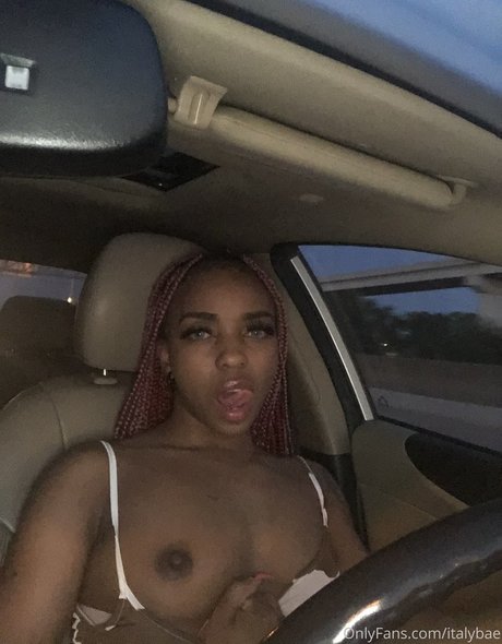 Foto di nudo di fuga di OnlyFans di Italybae