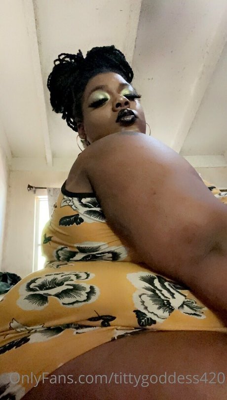 Foto di nudo di fuga di OnlyFans di Tittygoddess420
