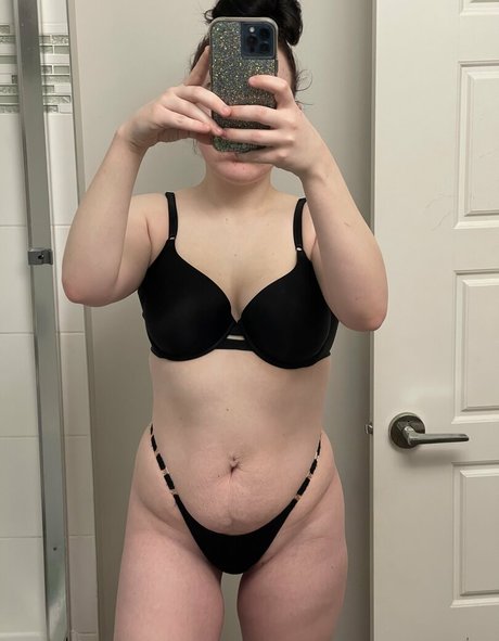 Foto di nudo di fuga di OnlyFans di Goddesslaylaaa