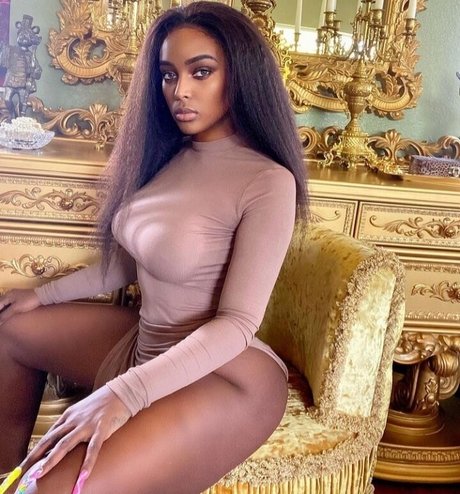 Foto di nudo di fuga di OnlyFans di Amara La Negra