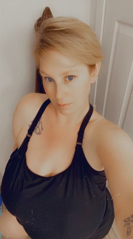 Foto di nudo di fuga di OnlyFans di Cicicountrygrl