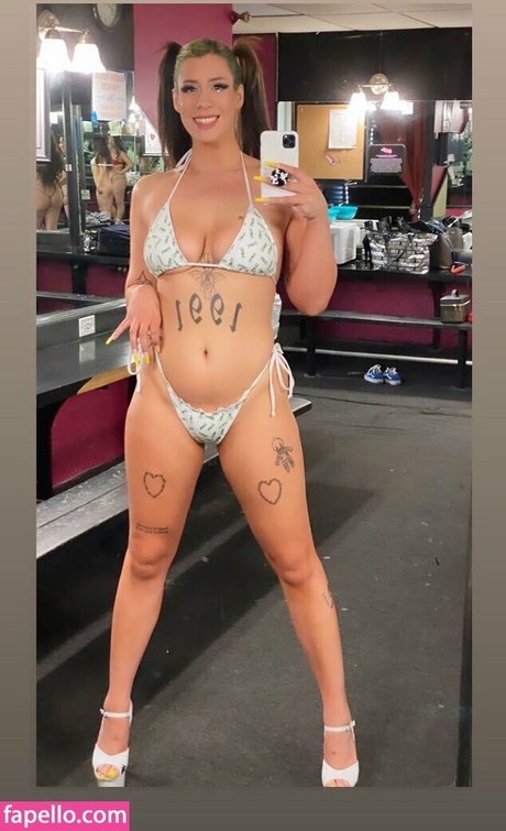 Foto di nudo di fuga di OnlyFans di Gothkaren