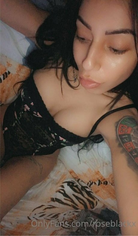 Foto di nudo di fuga di OnlyFans di Roseblackx