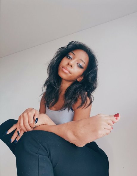 Foto di nudo di fuga di OnlyFans di Feetofmelanie