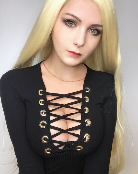 Foto di nudo di fuga di OnlyFans di Nikachi Nika Kotova