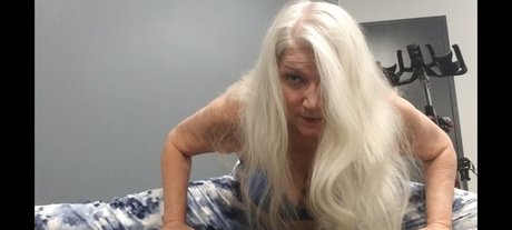 Nakedyoganakedyoga