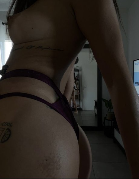 Foto di nudo di fuga di OnlyFans di Julie Bertin
