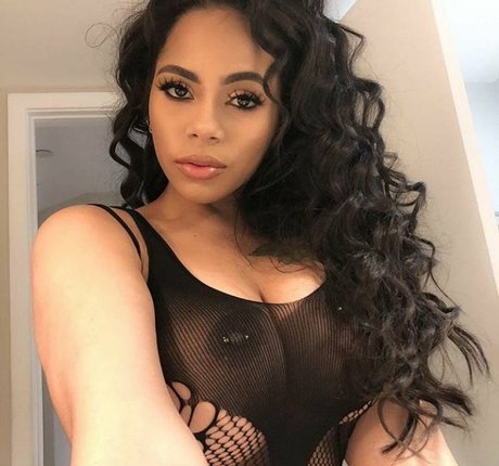 Foto di nudo di fuga di OnlyFans di Strella Katt