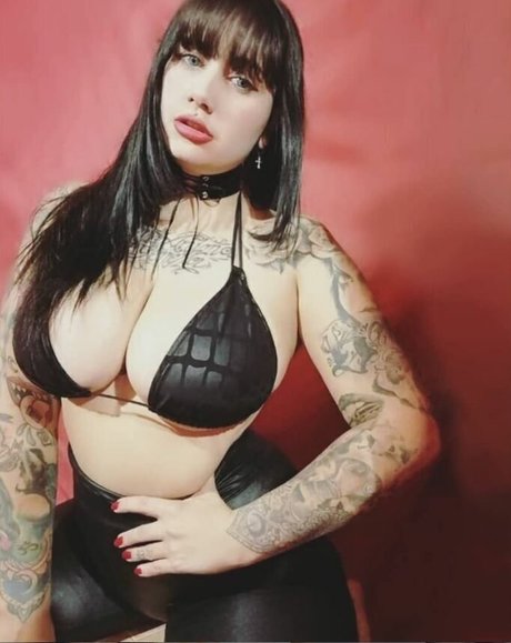 Foto di nudo di fuga di OnlyFans di Lucifera