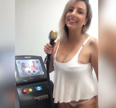 Foto di nudo di fuga di OnlyFans di Carol Bernardi