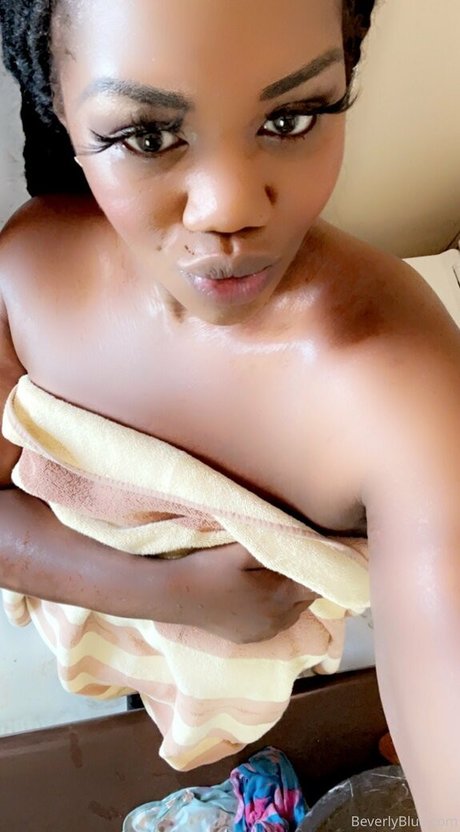 Foto di nudo di fuga di OnlyFans di Beverlyblue3x