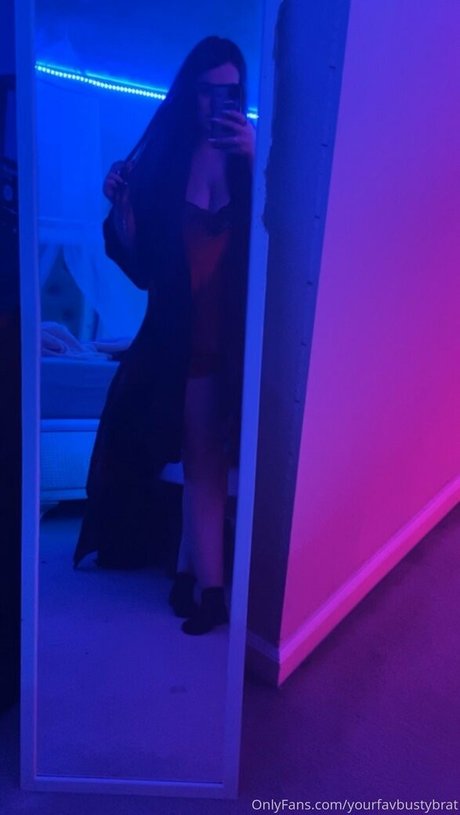 Foto di nudo di fuga di OnlyFans di Yourfavbustybrat