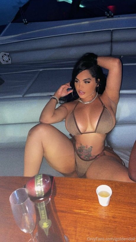 Foto di nudo di fuga di OnlyFans di Goldendoll