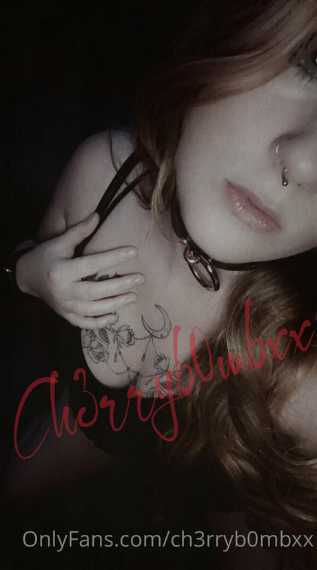 Foto di nudo di fuga di OnlyFans di Ch3rryb0mbxx