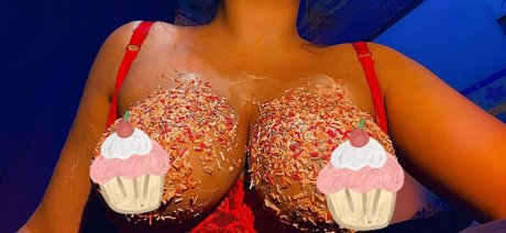 Foto di nudo di fuga di OnlyFans di Zaazaarina