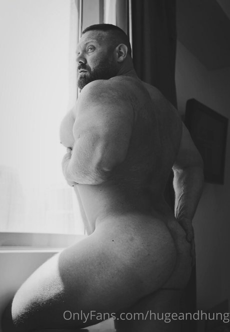 Foto di nudo di fuga di OnlyFans di Hugeandhung