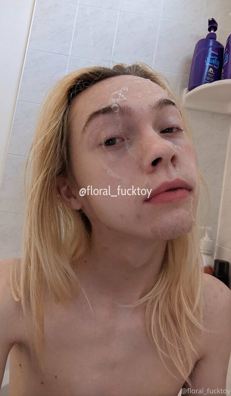 Foto di nudo di fuga di OnlyFans di Floralfucktoy