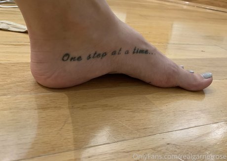 Foto di nudo di fuga di OnlyFans di Realgarnetrose