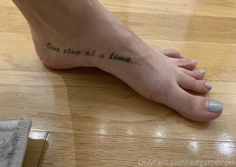 Foto di nudo di fuga di OnlyFans di Realgarnetrose