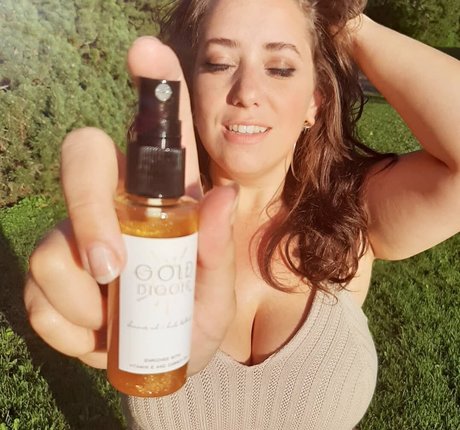 Foto di nudo di fuga di OnlyFans di Lartdanstoutessesformes