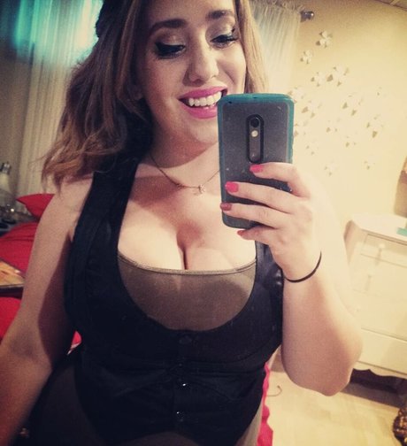 Foto di nudo di fuga di OnlyFans di Lartdanstoutessesformes