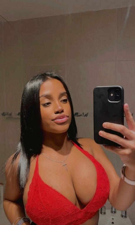 Foto di nudo di fuga di OnlyFans di Brazu