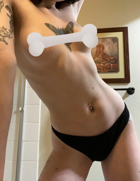 Foto di nudo di fuga di OnlyFans di Gothbimboxxx