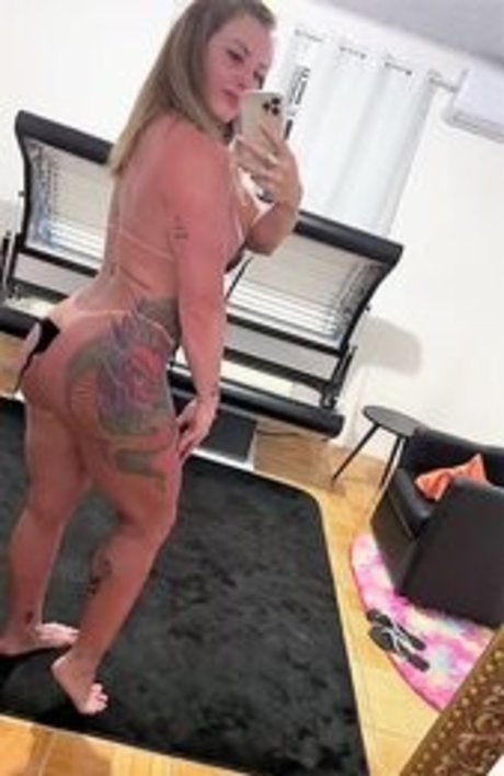 Foto di nudo di fuga di OnlyFans di Carla Kirinus