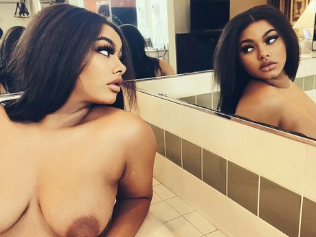 Foto di nudo di fuga di OnlyFans di Leah Layne