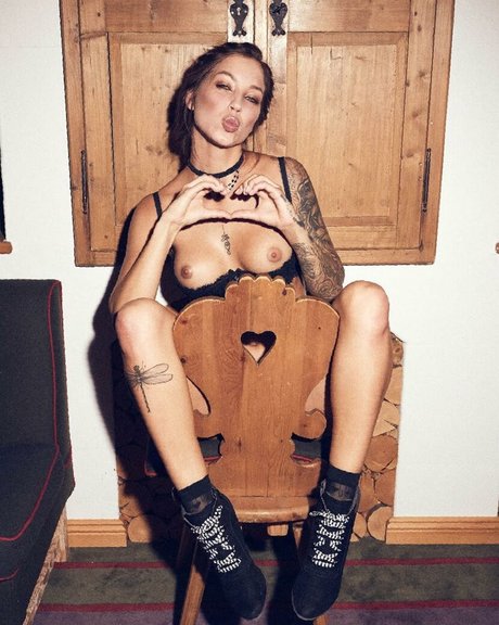 Foto di nudo di fuga di OnlyFans di Lena Klahr