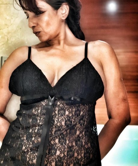 Foto di nudo di fuga di OnlyFans di Hansa Singh