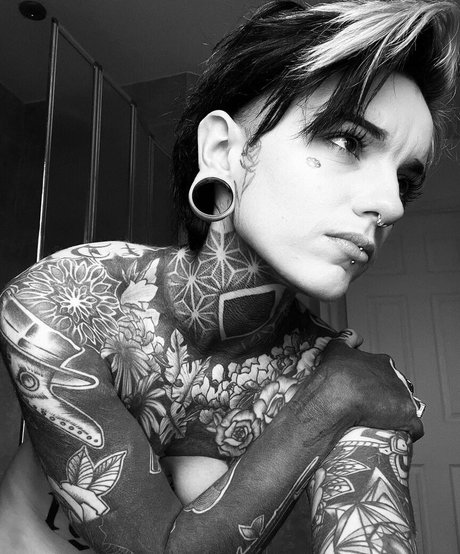 Foto di nudo di fuga di OnlyFans di Holly Broome Inked