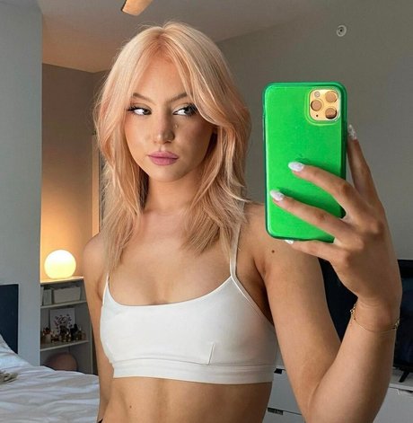 Foto di nudo di fuga di OnlyFans di Riley Hutbatka