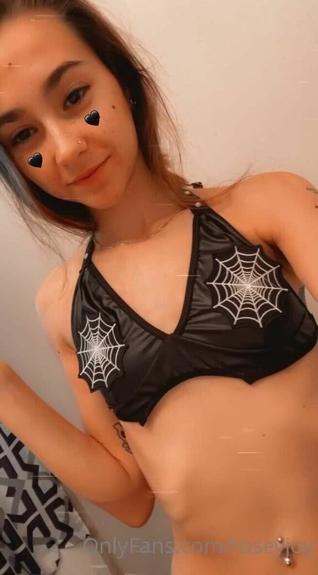 Foto di nudo di fuga di OnlyFans di Roseyjoy