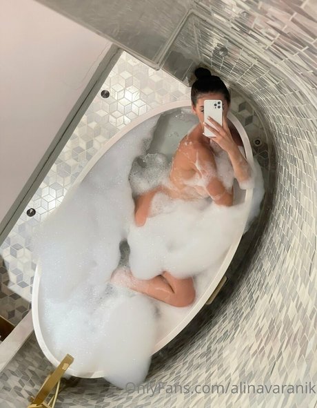 Foto di nudo di fuga di OnlyFans di Alinavaranik