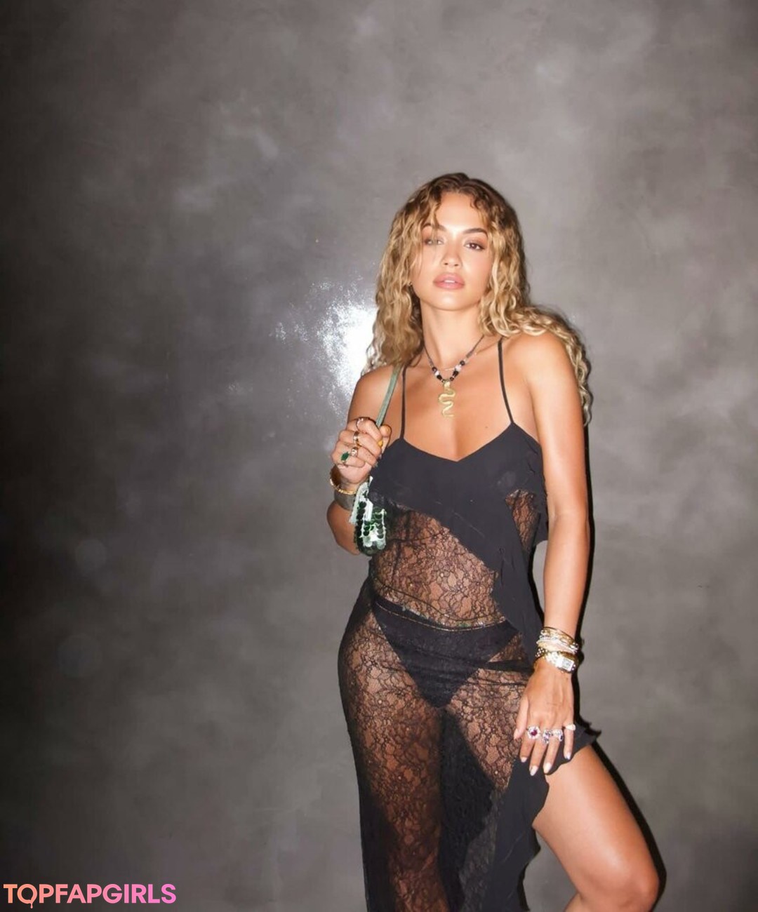 Foto di nudo di fuga di OnlyFans di Rita Ora #1936