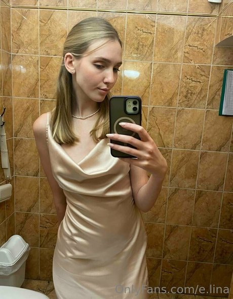 Foto di nudo di fuga di OnlyFans di Elina