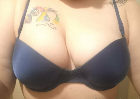 Foto di nudo di fuga di OnlyFans di Rotunena2