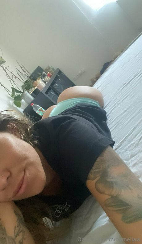 Foto di nudo di fuga di OnlyFans di Corneliaw
