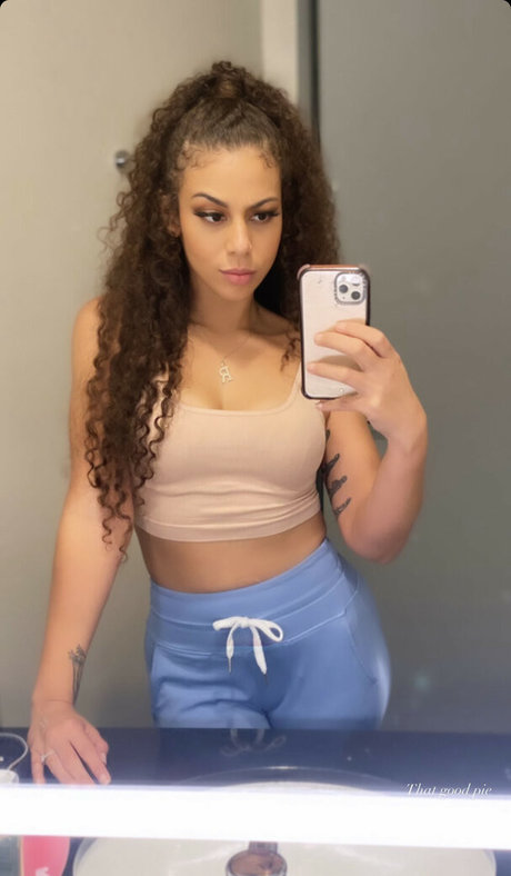 Foto di nudo di fuga di OnlyFans di Samantha Irvin