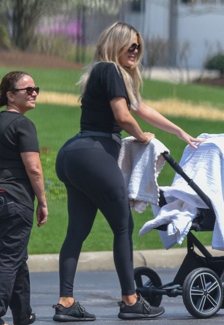 Foto di nudo di fuga di OnlyFans di Khloe Kardashian